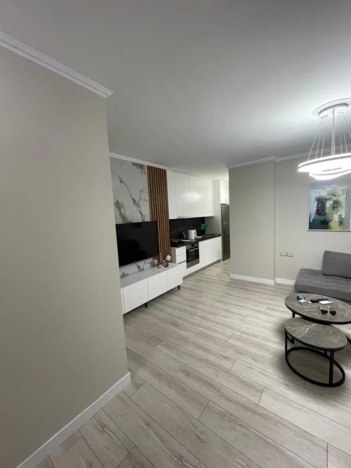 Tirane, jepet me qera apartament 1+1+Ballkon Kati 4, 70 m² 800 € (Pranë Hotel Dinastia, Rruga Kosovarve, Tiranë)