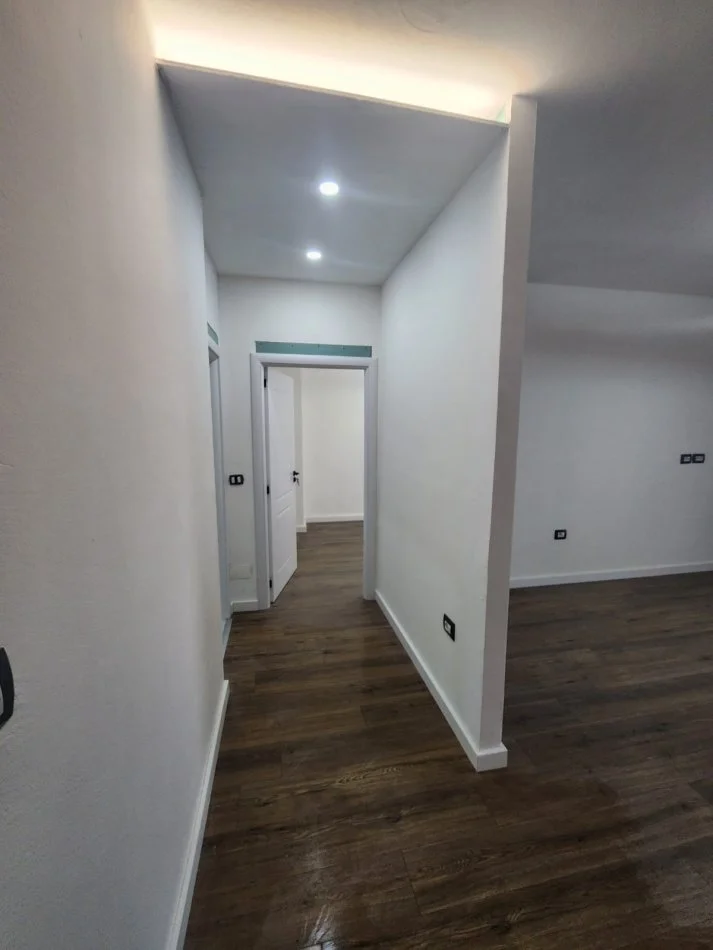 Tirane, shitet apartament 1+1+Ballkon Kati 2, 77 m² 180.000 € (Pranë Ola Fast, Komuna Parisit, Tiranë)