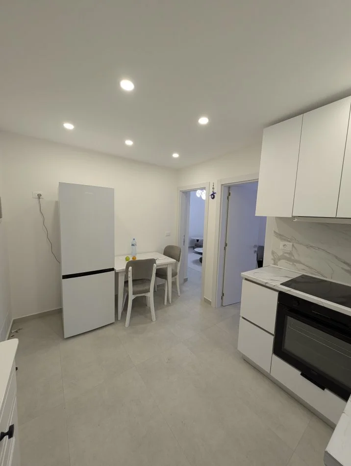Tirane, jepet me qera apartament 2+1+Aneks+Ballkon Kati 2, 75 m² 650 € (Afer kryqezimit tek Selvia)