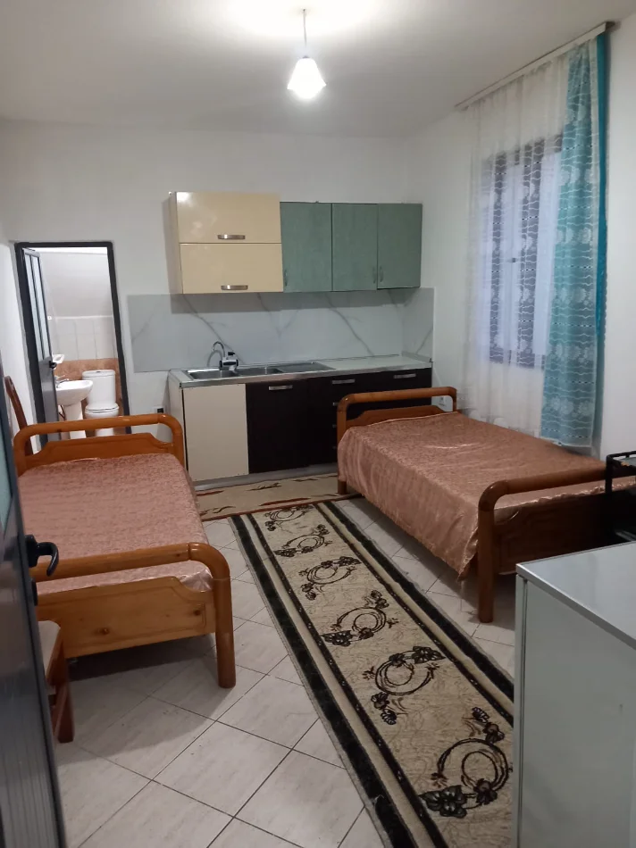 Tirane, jepet me qera garsonier 1+1 Kati 1, 35 m² (Fundi Rruges Burgut, Mbrapa Skrapit)