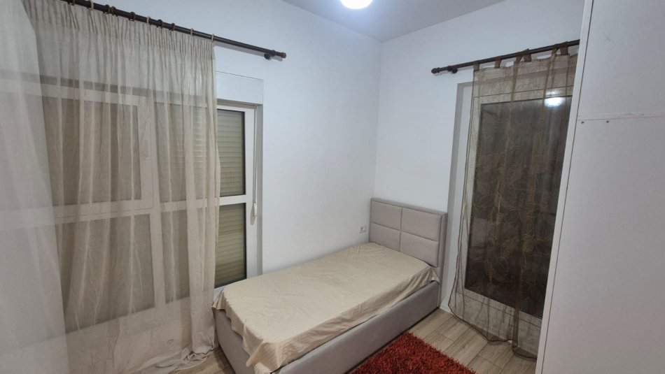 Tirane, jap me qera apartament duplex 2+1 Kati 4, 95 m² 550 € 