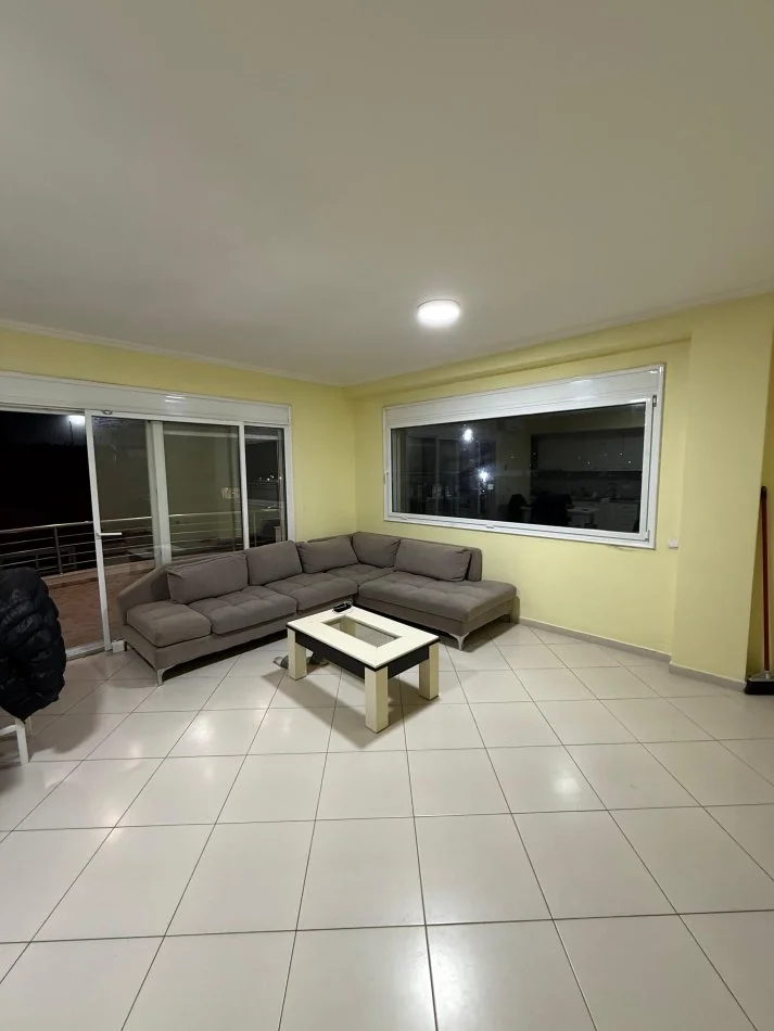 Tirane, jepet me qera apartament 2+1+Ballkon Kati 2, 400 € 