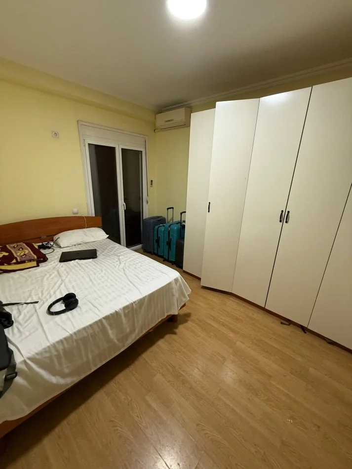 Tirane, jepet me qera apartament 2+1+Ballkon Kati 2, 400 € 