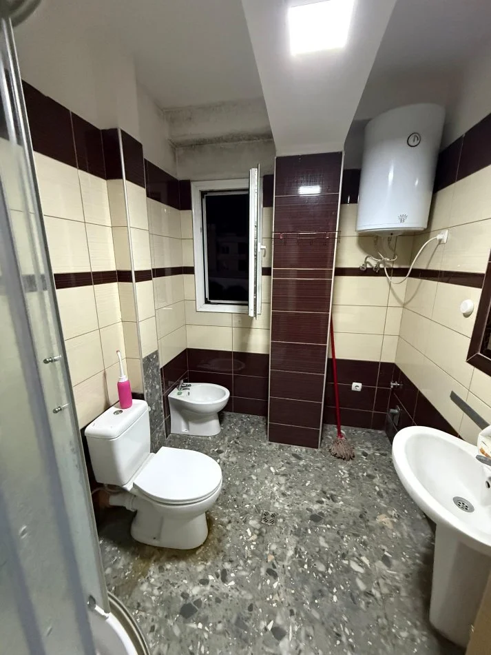 Tirane, jepet me qera apartament 2+1+Ballkon Kati 2, 400 € 