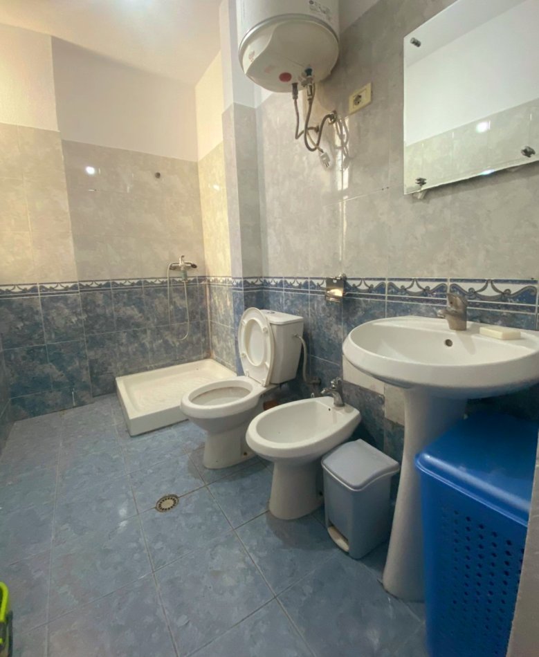 Tirane, jepet me qera apartament 1+1+Aneks+Ballkon Kati 3, 64 m² 500 € (Rruga 4 Dëshmorët)