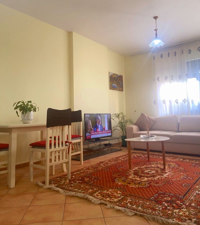 Tirane, jepet me qera apartament 1+1+Aneks+Ballkon Kati 3, 64 m² 500 € (Rruga 4 Dëshmorët)