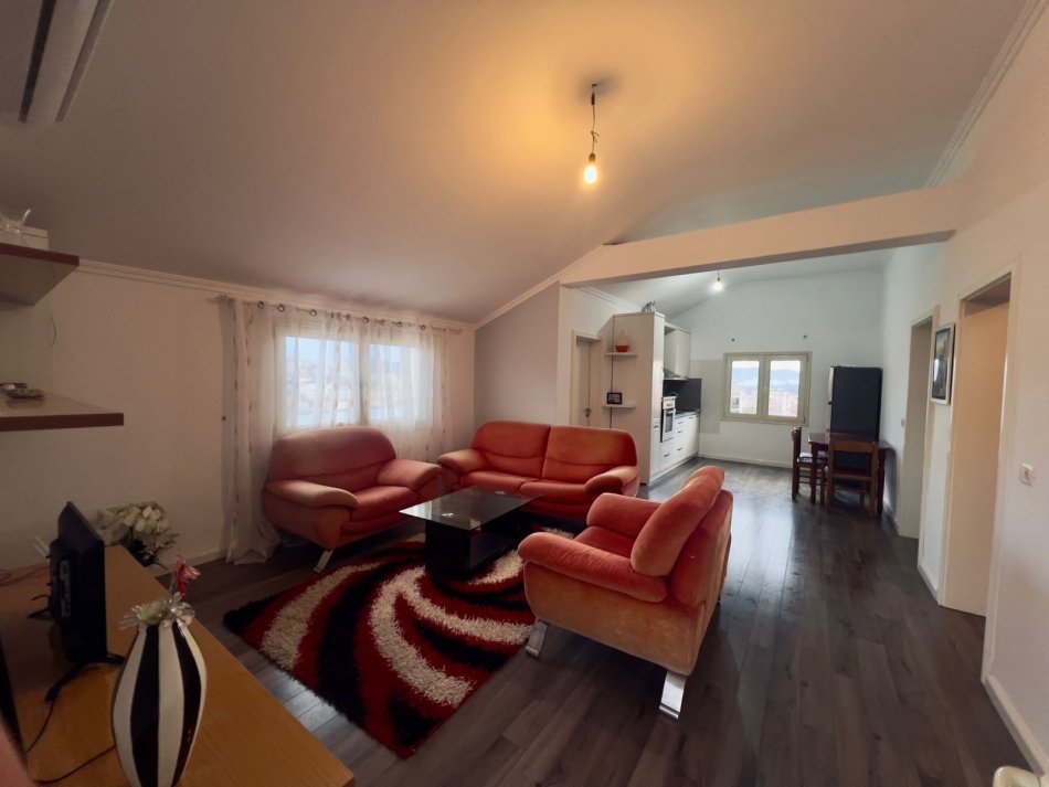 Tirane, jepet me qera shtepi 2+1+Ballkon Kati 3, 510 € (Rruga pjeter budi)