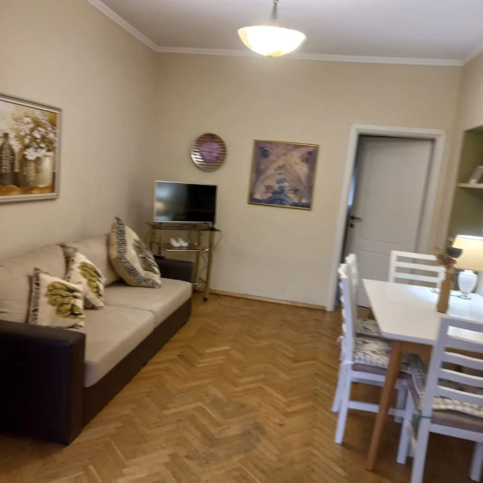Tirane, jepet me qera apartament  1+1 Kati 2, 70 m² 600 €