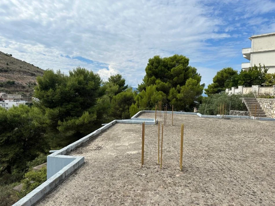 Sarande, shitet shtepi 2+1+Ballkon Kati 1, 350 m² 300.000 € (NE HYRJE TE SARANDES)