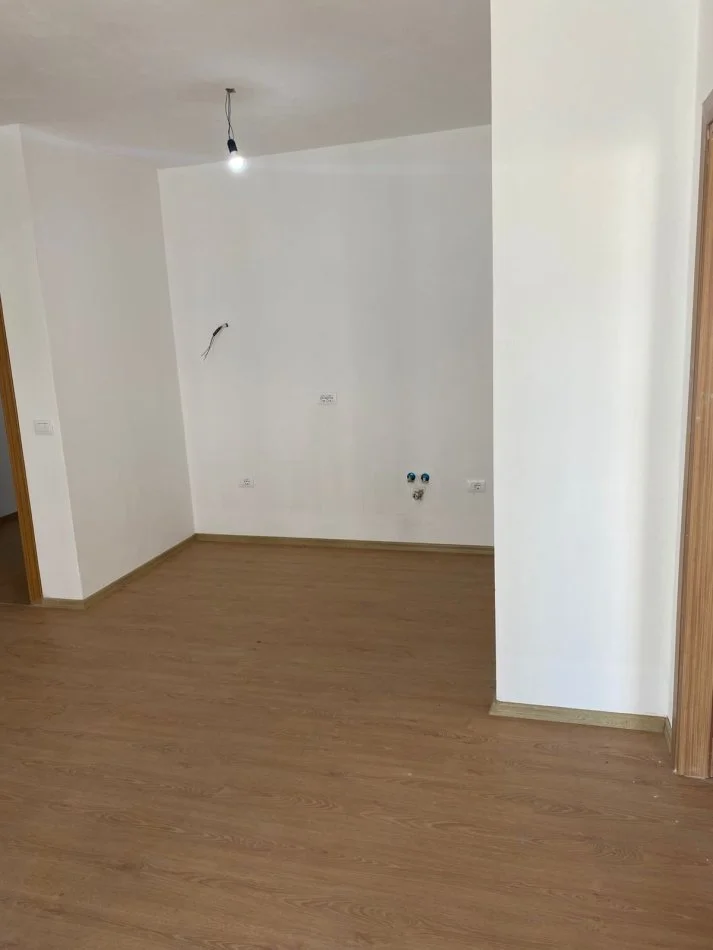 Tirane, shitet apartament 1+1 Kati 4, 1 m² 