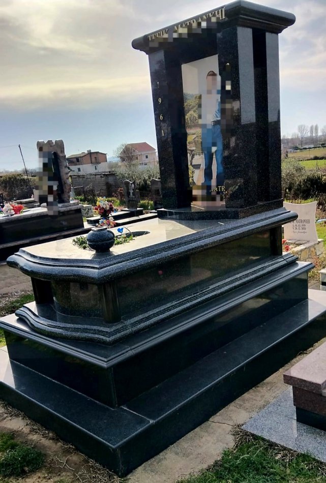 Tirane, ofroj Punime Varresh Ajdini Granit & Mermer Portrete të Gdhendura