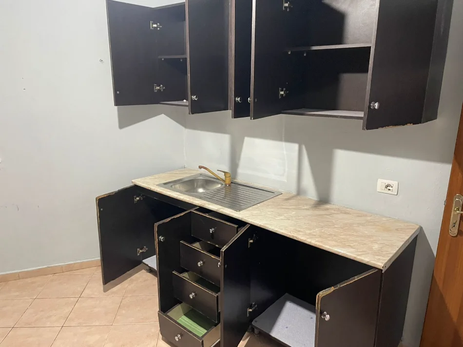 Tirane, jepet me qera apartament 1+1+Ballkon Kati 4, 60 m² 350 € 
