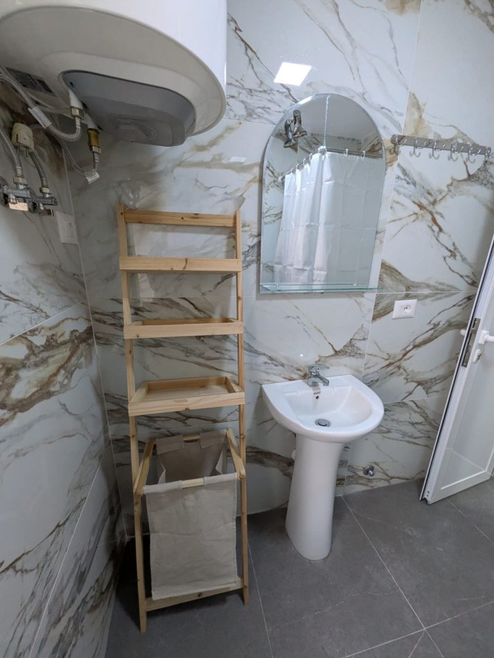 Tirane, jepet me qera apartament 1+1+Aneks+Ballkon Kati 1, 60 m² 500 €