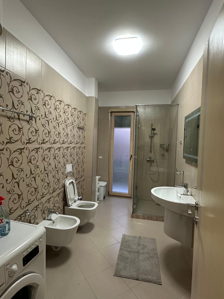 Tirane, jepet me qera apartament 2+1+Aneks+Ballkon Kati 1, 110 m² 650 €