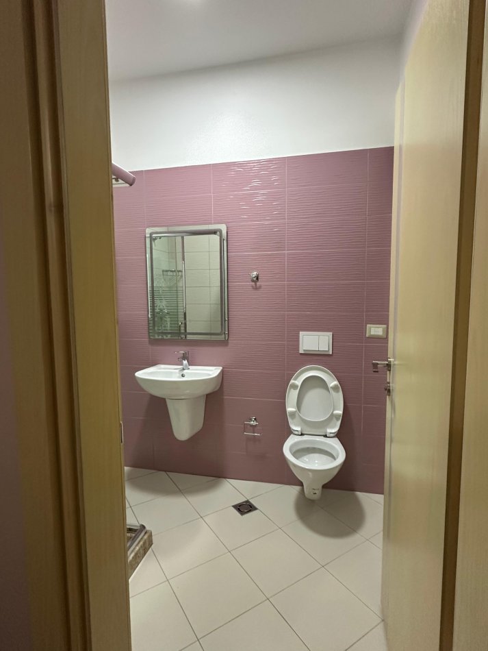 Tirane, jepet me qera apartament 2+1+Aneks+Ballkon Kati 1, 110 m² 650 €