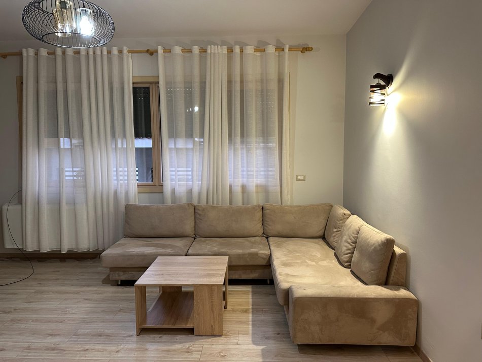 Tirane, jepet me qera apartament 2+1+Aneks+Ballkon Kati 1, 110 m² 650 €