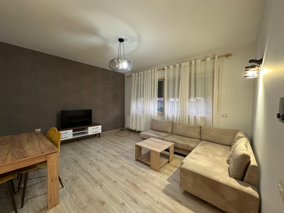Tirane, jepet me qera apartament 2+1+Aneks+Ballkon Kati 1, 110 m² 650 €