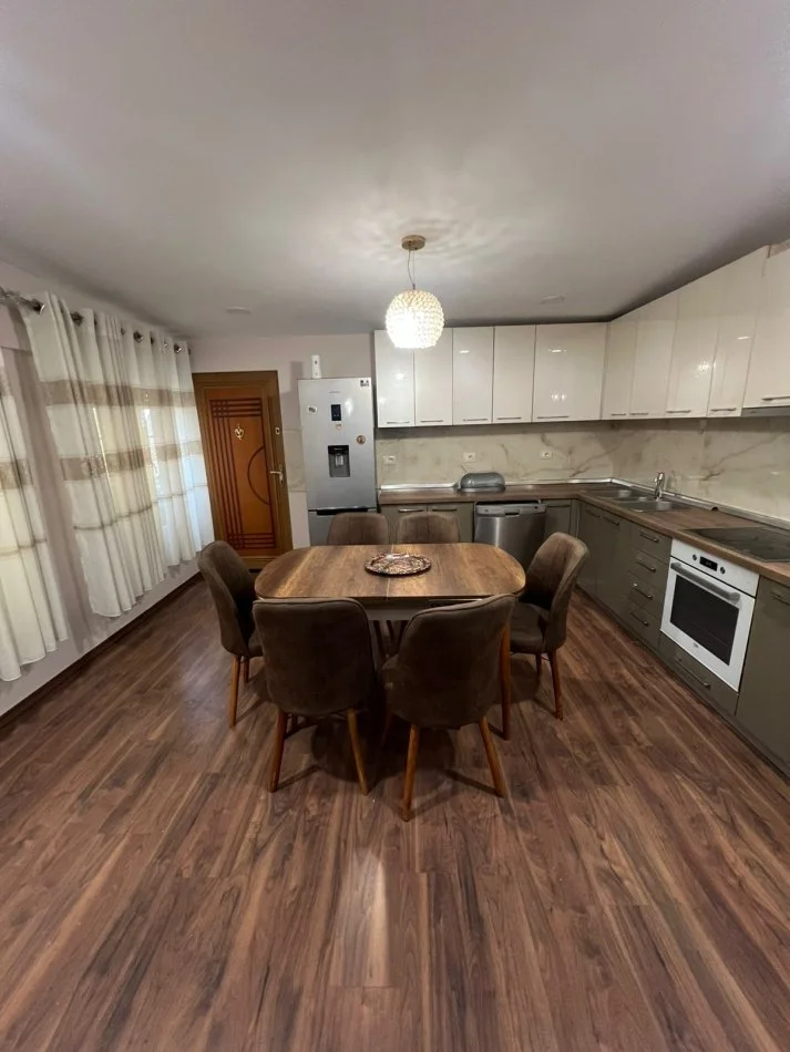 Tirane, jepet me qera apartament 3+1 Kati 6, 90 m² 600 € (Perball Inxhinierise Ndertimit,tek 21 Dhjetori, Tirane.)