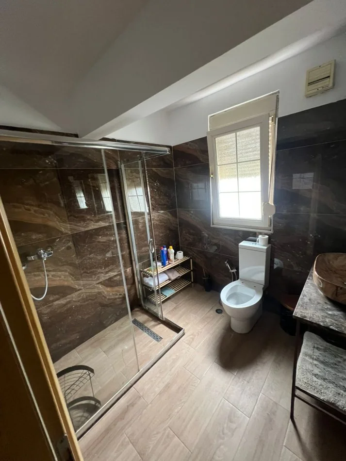 Tirane, jepet me qera apartament 3+1 Kati 6, 90 m² 600 € (Perball Inxhinierise Ndertimit,tek 21 Dhjetori, Tirane.)