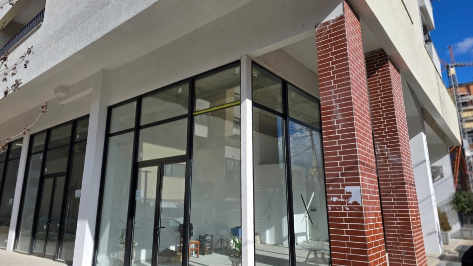 Tirane, jepet me qera ambjent biznesi Kati 0, 45 m² 750 €