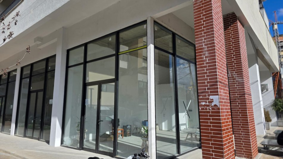 Tirane, jepet me qera ambjent biznesi Kati 0, 45 m² 750 €
