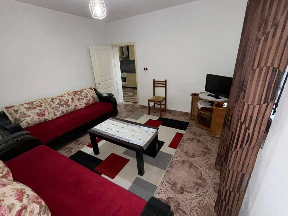 Tirane, jepet me qera Vile 1+1 Kati 1, 70 m² (Fundi Rruges Jordan Misja)