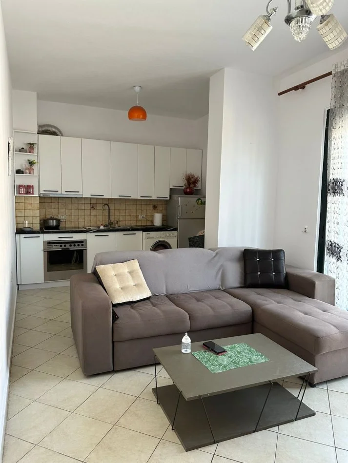 Tirane, shitet apartament 1+1 , 62 m² 85.000 € (Kombinat)