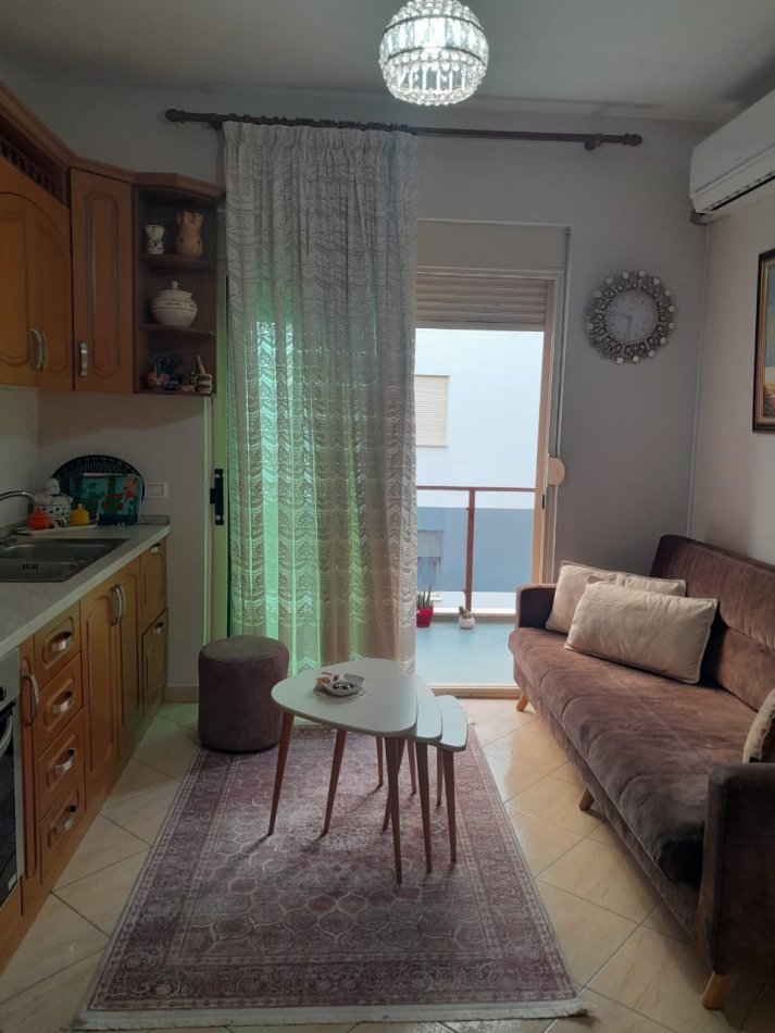 Vlore, jepet me qera apartament 1+1 Kati 5, 250 € 