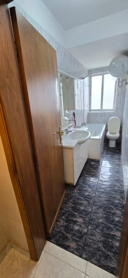 Tirane, shes apartament 3+1 Kati 4, 75 m² 177.000 € (Rruga Mine Peza)
