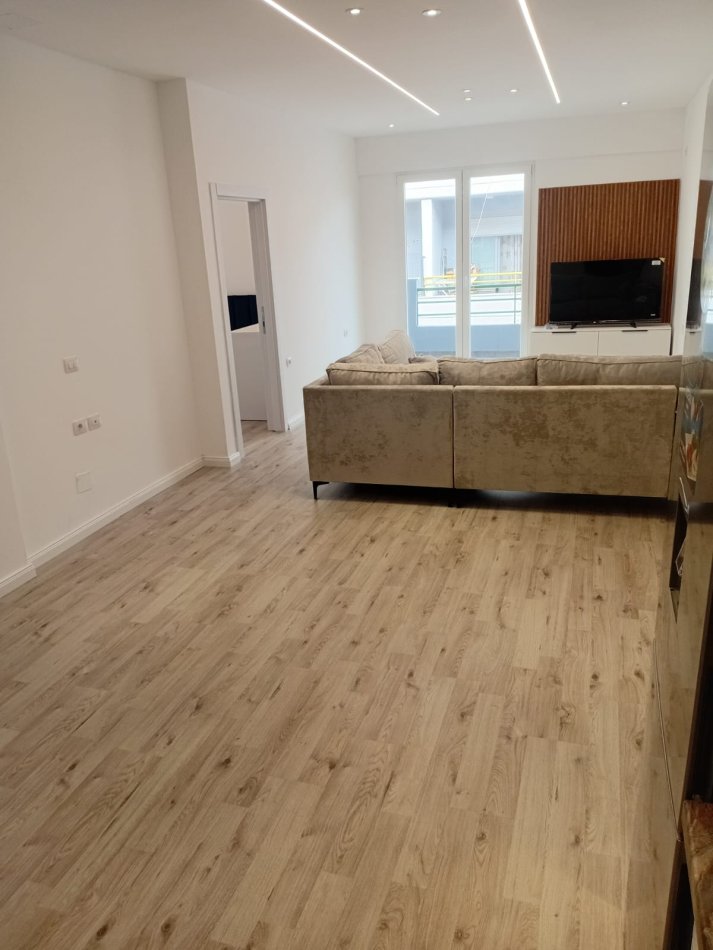 Vlore, shitet apartament 1+1+Ballkon Kati 9, 67 m² 