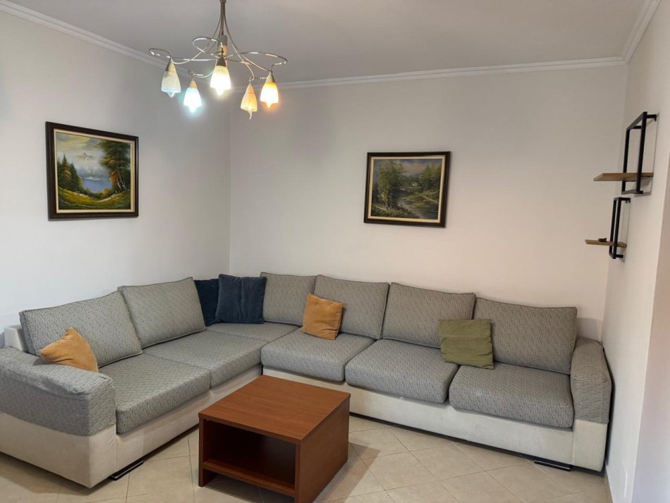 Tirane, jepet me qera apartament 1+1 Kati 5, 400 €