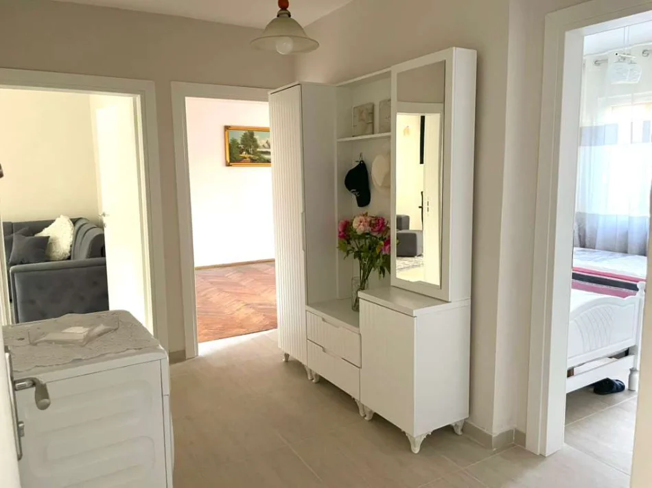 Tirane, jepet me qera apartament 2+1+Aneks+Ballkon Kati 4, 110 m² 600 € (Rruga Fortuzi)