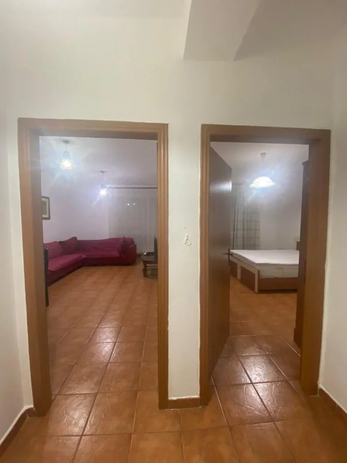 Tirane, jepet me qera apartament 1+1+Ballkon Kati 3, 65 m² 500 € (Pranë Ministrisë së Jashtme, Brryl ,Tiranë)