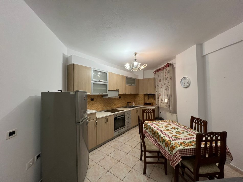 Tirane, jepet me qera ambjent biznesi Kati 1, 127 m² 1.200 € (Tek garda 6 kateshet Tirane e re)