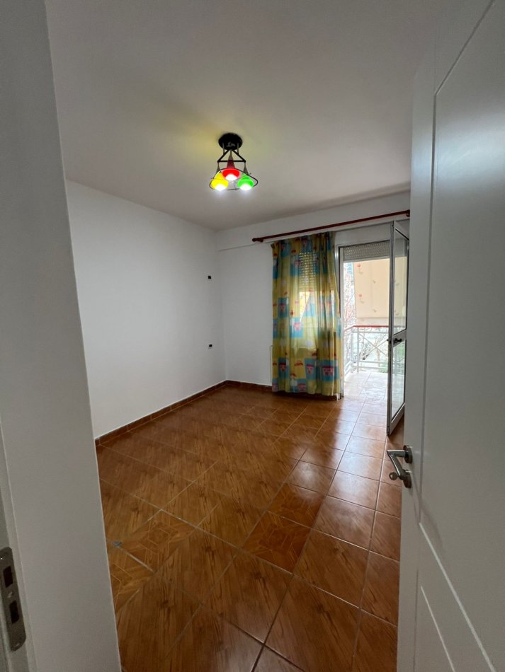 Tirane, jepet me qera ambjent biznesi Kati 1, 127 m² 1.200 € (Tek garda 6 kateshet Tirane e re)