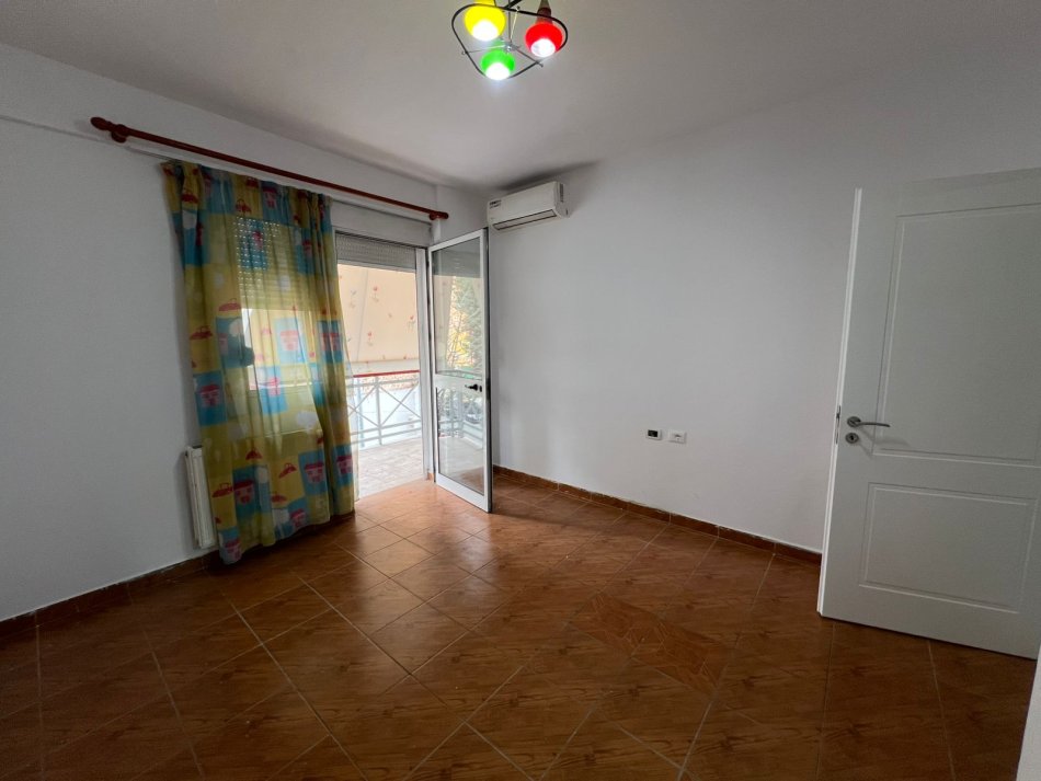 Tirane, jepet me qera ambjent biznesi Kati 1, 127 m² 1.200 € (Tek garda 6 kateshet Tirane e re)
