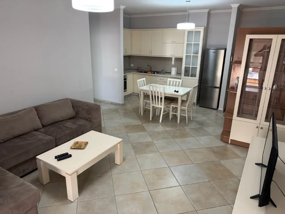 Tirane, jepet me qera Apartament 1+1+Ballkon Kati 3, 70 m², Çmimi 65.000 Lekë të Reja,(Kompleksi Delijorgji, Rruga Kavajës, Tiranë.)