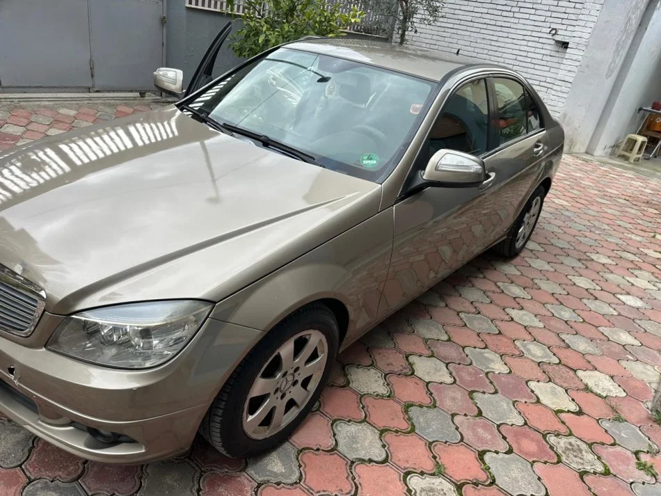 Tirane, shitet makine SHITET okazion Nafte, bezhë manuale 4.000 €