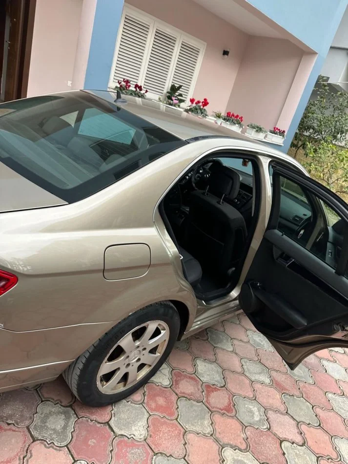 Tirane, shitet makine SHITET okazion Nafte, bezhë manuale 4.000 €