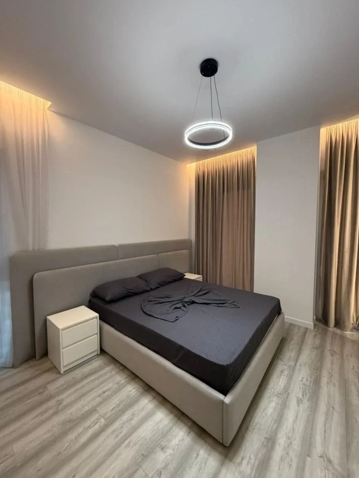 Tirane, jepet me qera apartament 2+1+Ballkon Kati 5, 90 m² 800 € (Tek Emerald Center, Rruga 5 Maj, Tiranë)