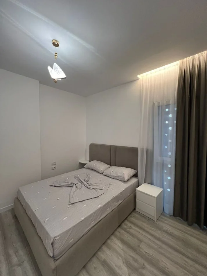 Tirane, jepet me qera apartament 2+1+Ballkon Kati 5, 90 m² 800 € (Tek Emerald Center, Rruga 5 Maj, Tiranë)