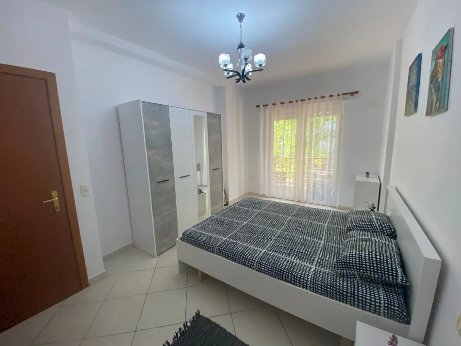 Tirane, jepet me qera apartament 1+1+Aneks+Ballkon Kati 3, 71 m² 50.000 € (Rruga Hamdi Sina)