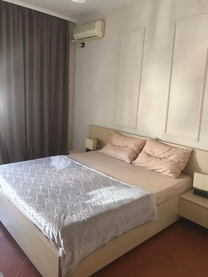 Tirane, jepet me qera apartament 2+1+Ballkon Kati 7, 85 m² 800 € (Pranë Gjimnazit Petro Nini, Bllok, Tiranë)