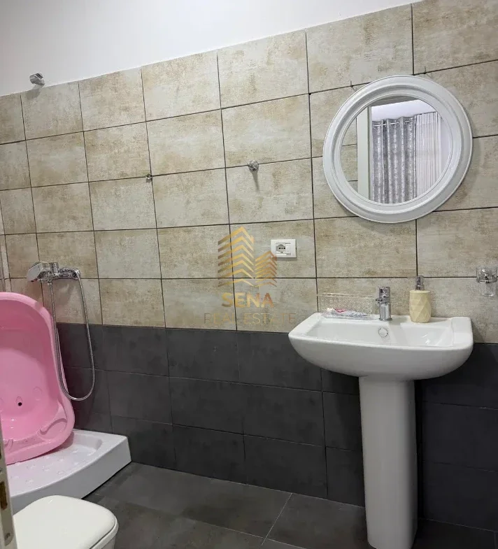 Tirane, jepet me qera apartament 2+1+Ballkon Kati 3, 88 m² 500 € (Shkoze, Kompleksi Tom Doshi)