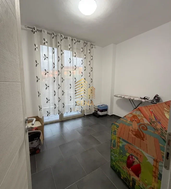 Tirane, jepet me qera apartament 2+1+Ballkon Kati 3, 88 m² 500 € (Shkoze, Kompleksi Tom Doshi)