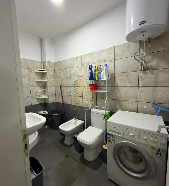 Tirane, jepet me qera apartament 2+1+Ballkon Kati 3, 88 m² 500 € (Shkoze, Kompleksi Tom Doshi)
