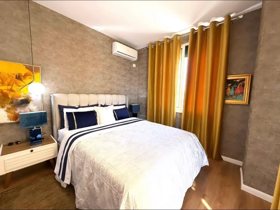 Tirane, jepet me qera apartament 1+1+Ballkon Kati 6, 77 m² 800 € (Pranë Mozaikut, 21 Dhjetori, Tiranë.)