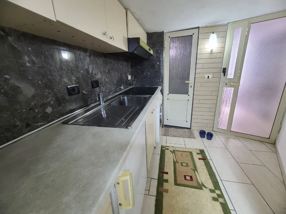 Tirane, jepet me qera apartament 1+1+Ballkon Kati 2, 2 m² 370 € (Rruga 5maji prane qendres tregtare concord)
