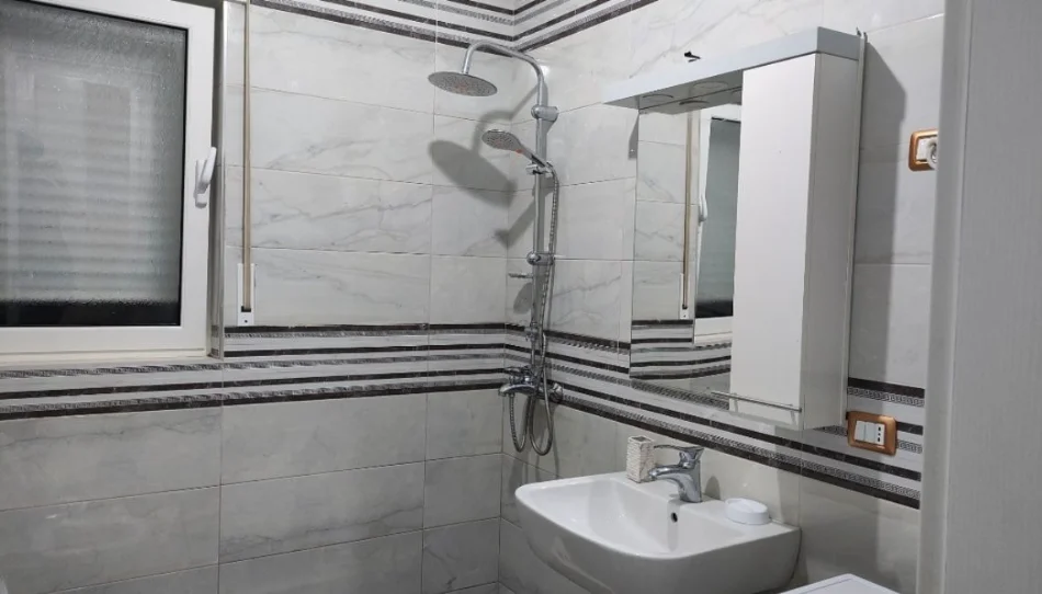 Tirane, jepet me qera apartament 2+1+Ballkon Kati 1, 99 m² 600 € (Kopshti Botanik)