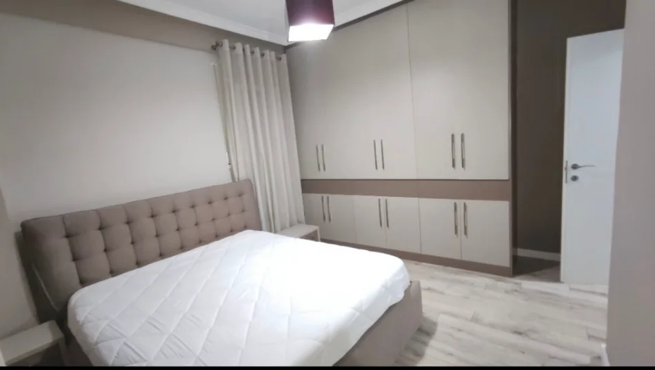 Tirane, jepet me qera apartament 2+1+Ballkon Kati 1, 99 m² 600 € (Kopshti Botanik)